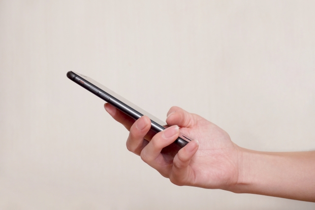 片手でスマートフォンを操作