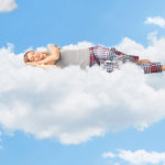 雲の上で眠る女性